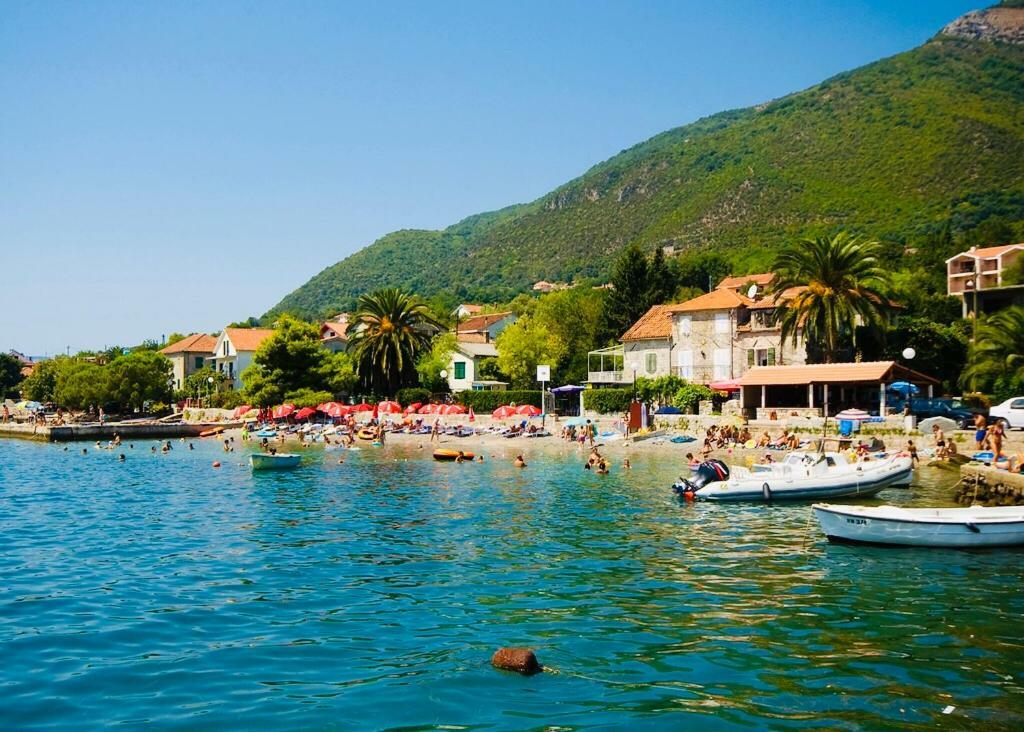 Vila Duricic 300M Od Mora Hotell Ðenovići Eksteriør bilde